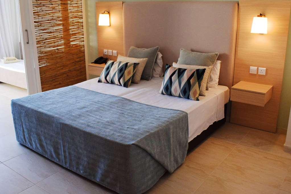 Ramada Hotel & Suites By Wyndham Ajía Nápa Szoba fotó