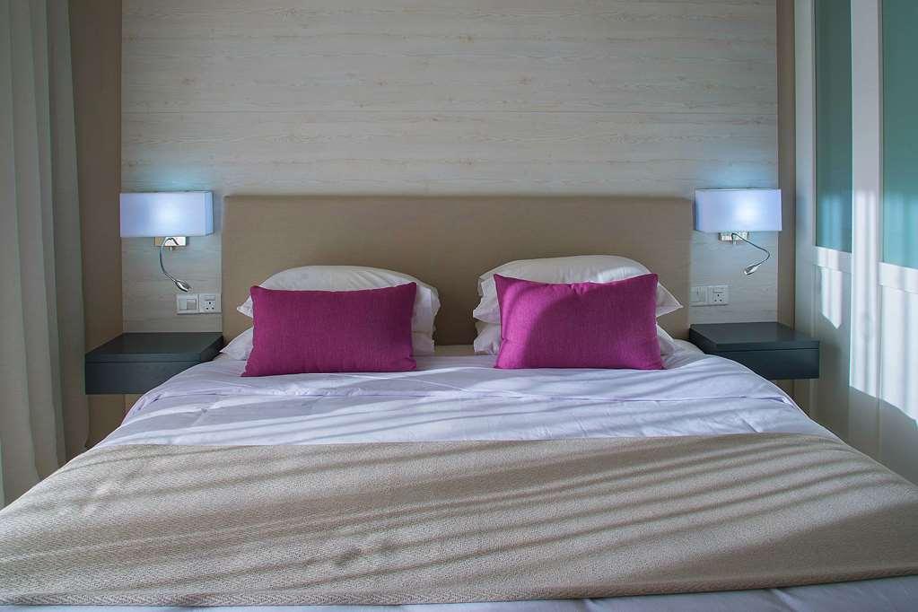 Ramada Hotel & Suites By Wyndham Ajía Nápa Szoba fotó