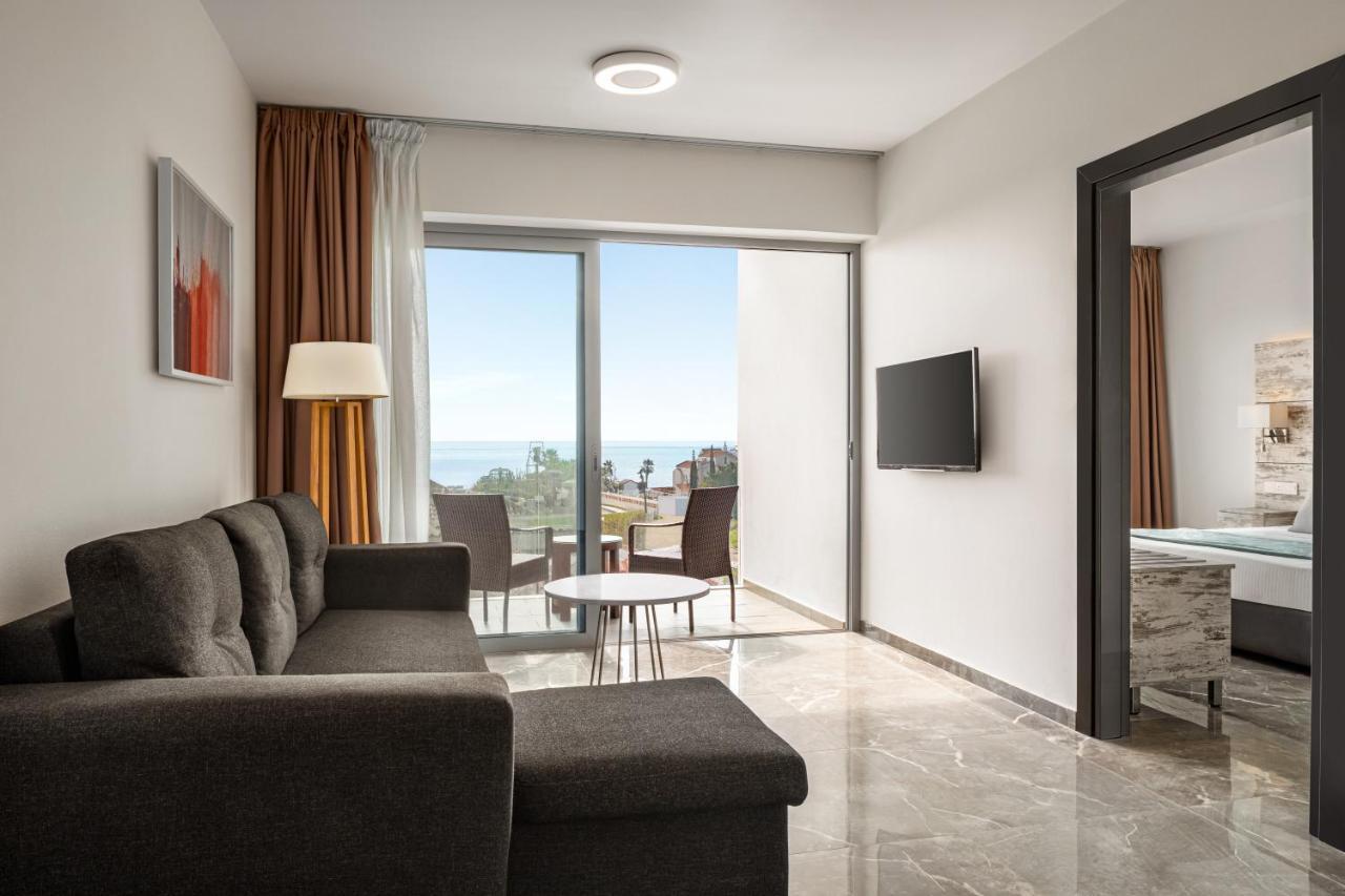 Ramada Hotel & Suites By Wyndham Ajía Nápa Kültér fotó