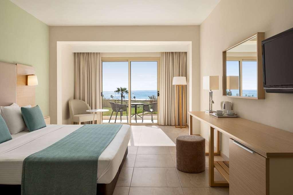 Ramada Hotel & Suites By Wyndham Ajía Nápa Szoba fotó