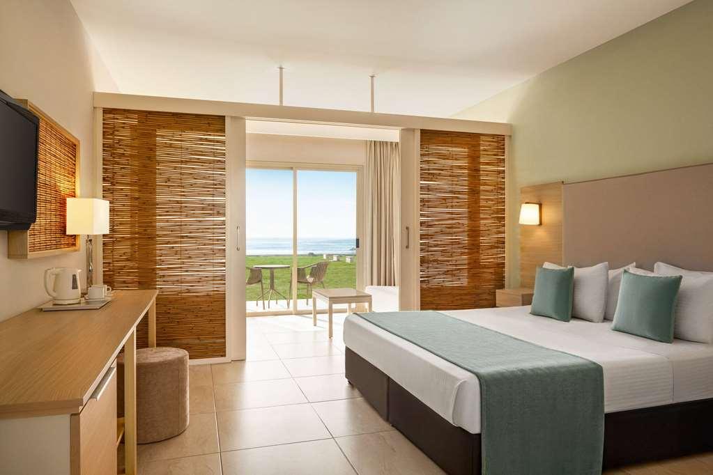 Ramada Hotel & Suites By Wyndham Ajía Nápa Szoba fotó