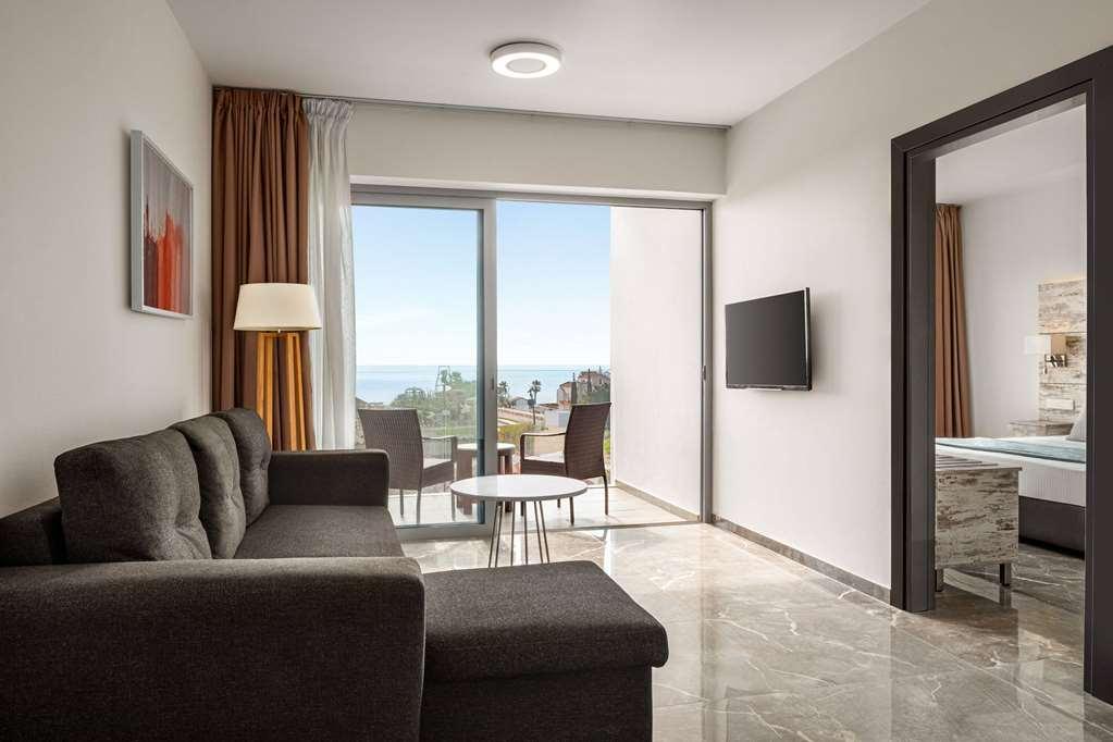 Ramada Hotel & Suites By Wyndham Ajía Nápa Szoba fotó