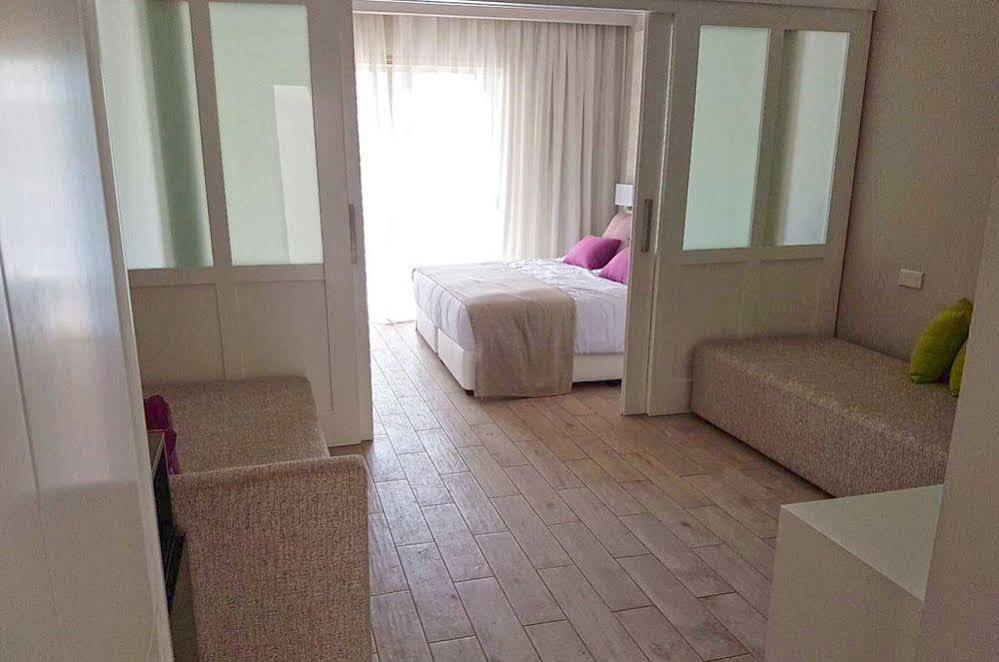 Ramada Hotel & Suites By Wyndham Ajía Nápa Kültér fotó